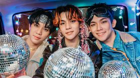 AcQUA源少年中三位個性調皮、幽默、樂觀的超強舞蹈擔當盧佾暘、林毓家、李秉諭組成全新小分隊「AcQUA源少年 R.Y.G.」，推出復古動感舞曲〈Disco Night〉。照片由左起：李秉諭、盧佾。（圖／種子音樂提供）