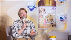 法比歐作為「金安哺HMO GOLD 3」全新頂級配方代言人，分享了自己作為一位愛旅遊家庭中的時尚奶爸，對寶寶營養選擇的講究。（圖／新安琪兒提供）