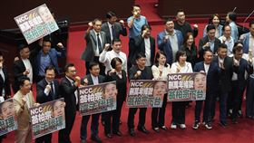 NCC組織法三讀通過　在野立委喊口號立法院會15日三讀修正通過NCC組織法部分條文，明定NCC委員改為「任滿得連任一次，已連任者不得再任」，並刪除延任規定，12月1日施行。圖為國民黨與民眾黨立委在議場中高喊「拒絕萬年委員，翁柏宗下台」口號。中央社記者徐肇昌攝　113年11月15日