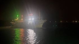  大進滿88號漁船遭中國扣留獲釋 15日晚返抵澎湖越界作業被扣逾4個月的澎湖「大進滿88號」漁船及洪姓船長繳清罰款後獲釋。由於漁船長時間未運轉，海巡派遣巡防艇前往接應確保安全，並在15日晚間11時50分返抵澎湖。（海巡署金馬澎分署提供）中央社記者洪學廣傳真113年11月16日