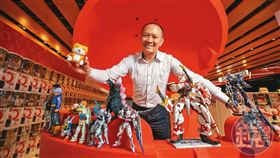 日前在桃園開出全台最大扭蛋店的雙緯，早期以《鋼彈》模型奠定公司營業根基，在總經理陳彥羽接手後，更代理各種動漫盲盒、一番賞公仔，甚至還取得IP、自製相關產品。（圖／鏡週刊）