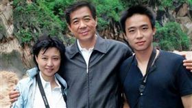 薄瓜瓜（右）與父母薄熙來（中）、谷開來（左）合照。（圖／翻攝網易新聞）