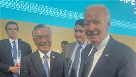 秘魯APEC年會　林信義與拜登晤談秘魯APEC年會於首都利馬舉行，當地時間15日「領袖與貴賓非正式對話」期間，台灣領袖代表林信義（前左）與美國總統拜登（Joe Biden）（前右）進行晤談，雙方握手致意。（APEC台灣代表團提供）中央社記者翁睿坤利馬傳真　113年11月16日