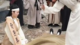 古代賣身葬父，賣方會在頭上插草。（圖／翻攝自微博）