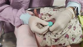 新生兒篩檢只需採取新生兒腳跟血即可完成。（圖／馬偕醫院提供）