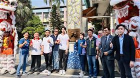 拳擊好手林郁婷奪台灣拳擊史首面奧運金牌，她母校鶯歌國中製作「擁抱拳世界」奧運金牌紀念銅雕公共藝術紀念這位傑出校友。（圖／鶯歌國中提供）