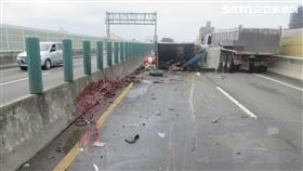台61,小貨車,爆胎,翻覆,車禍,連環車禍（圖／翻攝畫面）