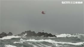 基隆嶼外礁有7名釣客被大浪打落海。（圖／翻攝畫面）