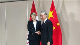 中國外交部長王毅（右）會見加拿大外交部長趙美蘭（左）。（圖／翻攝自中國外交部官網）