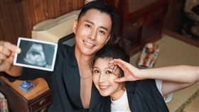 陳俋塵（右）和老公温以飛（左）今年初宣布懷孕曬超音波照。（圖／唱戲世界娛樂提供）
