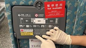 1116高鐵揮拳亮刀椅背（圖／警方提供）