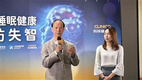 侯先生（左）分享自己曾睡眠呼吸中止次數高達42次。（圖／記者簡浩正攝影）