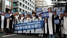 ▲拒絕憲訴法修惡，1116律師界守護憲法遊行，前立委律師尤美女（中左）、前大法官律師黃虹霞也加入行列（中右）（圖／記者楊士誼攝影）