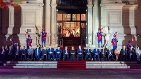 林信義出席APEC經濟領袖晚宴  與各國元首欣賞演出APEC經濟領袖晚宴現場，各國領袖一字排開欣賞秘魯特色演出，台灣領袖代表林信義（右5）與中國國家主席習近平（左8）相隔7個座位，兩人並無互動機會。其他與會者包括美國總統拜登（右3）、日本首相石破茂（左10）、韓國總統尹錫悅（右9）等。（APEC台灣代表團提供）中央社記者曾智怡傳真 113年11月16日