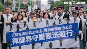 ▲1116守護憲法遊行，律師穿法袍上街反憲訟法修惡（圖／記者楊士誼攝影）