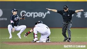 ▲世界12強棒球錦標賽，日本隊一壘手牧秀悟衝二壘剷倒韓國隊二壘手。（圖／記者劉彥池攝影）