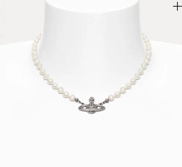 （圖／翻攝自viviennewestwood.com）MINI BAS RELIEF PEARL CHOKER