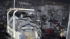 印度北部一間醫院的氧氣機發生故障，在新生兒加護病房引發火災。(圖／美聯社／達志影像)