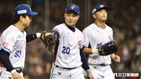 ▲世界12強棒球錦標賽，台灣隊先發投手陳柏清和隊友江坤宇擊掌。（圖／記者劉彥池攝影）