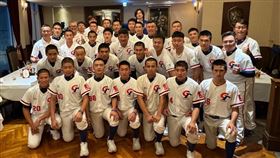 中華棒協理事長辜仲諒宴請U15、U18代表隊小將，隨後邀請他們到台北大巨蛋觀看世界12強棒球錦標賽「中日大戰」。（中華棒協提供）