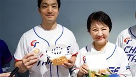 蔣萬安16日晚間合體盧秀燕赴大巨蛋觀看12強台日大戰。（圖／台北市政府提供）