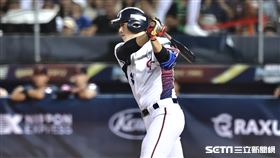 ▲世界12強棒球錦標賽，台灣隊右外野手林立打成游擊方向滾地球出局。（圖／記者劉彥池攝影）