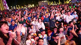 12強預賽台日戰　新北直播派對人潮多（2）世界12強棒球賽B組預賽16日晚間上演「台日大戰」，新北市政府特別在市民廣場舉辦直播派對，邀請民眾一同關注比賽、為台灣球員加油集氣，現場氣氛熱絡。中央社記者王騰毅攝  113年11月16日