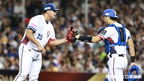 ▲世界12強棒球錦標賽，台灣隊第2任投手黃恩賜和捕手林家正擊掌。（圖／記者劉彥池攝影）