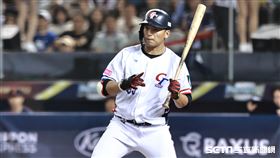 ▲世界12強棒球錦標賽，台灣隊一壘手朱育賢選到保送上壘。（圖／記者劉彥池攝影）