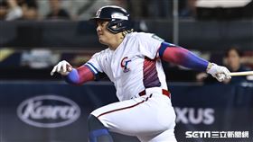 ▲世界12強棒球錦標賽，台灣隊換上吉力吉撈・鞏冠代打，打成游擊方向滾地球出局。（圖／記者劉彥池攝影）