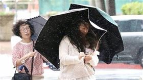 今晚起至明（17日），受熱帶性低氣壓殘存水氣影響，臺灣附近水氣偏多。