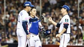 ▲世界12強棒球錦標賽，台灣隊投手教練上場更換莊昕諺下場。（圖／記者劉彥池攝影）