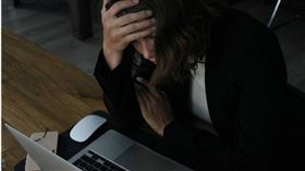 一名就讀頂大文組科系的網友表示，隨著時間過去，覺得在重理輕文的大環境裡，自己對未來的期待越來越少。（示意圖／翻攝unsplash）