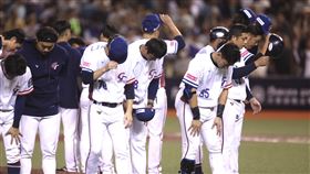 12強預賽台日對決　台灣不敵日本吞首敗世界12強棒球賽台灣隊16日晚間在台北大巨蛋迎戰強敵日本隊，終場台灣以1比3吞下本屆預賽首敗，賽後選手們在場中向球迷鞠躬致意，神情難掩落寞。中央社記者張新偉攝  113年11月16日