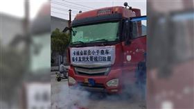 大陸江蘇省徐州市一名卡車司機近日開車途經杭州時突發身體不適。（圖／翻攝自微博）