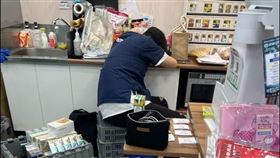 全家,店員,睡覺(圖/翻攝THREADS)