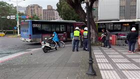 台北市中正區忠孝東路一段今天（17日）上午９時許發生一起嚴重車禍，一名年約50多歲的女行人過馬路時遭公車撞擊，女行人受困在公車底部，警消人員獲報到場救援，傷者被救出時無生命跡象，現已送往台大醫院急救，車禍現場還有10多名輕傷傷者待援，詳細事故原因及傷亡數據仍待釐清。