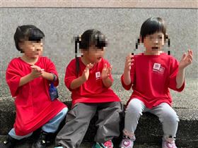 父愛無獻！日開2百公里伴雙胞胎盲女求學(圖/翻攝惠明盲校)