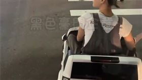 女子若無其事的開著玩具車上路。（圖／翻攝自黑色豪門企業）