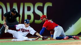 韓國好手金倒永6局上守備時沒能抓到對手盜壘，髖關節也出現不適。（圖／WBSC提供）