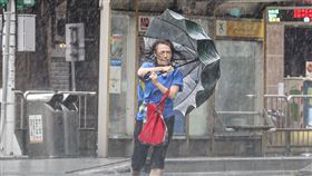 颱風康芮襲台  民眾撐傘對抗強風大雨颱風康芮挾帶強勁風雨襲台，31日午後台北市中正區街頭，民眾撐傘與強風驟雨對抗。中央社記者鄭清元攝  113年10月31日