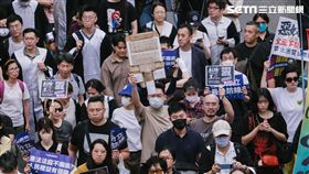 ▲1116律師界守護憲法遊行，民眾舉各式抗議標語參與（圖／記者楊士誼攝影）