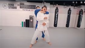 民眾黨立委黃國昌遭館長的教練鎖喉，露出猙獰表情。（圖／翻攝自館長惡名昭彰YouTube）