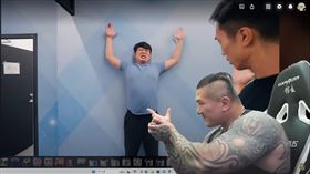 民眾黨立委黃國昌遭館長的教練鎖喉，露出猙獰表情。（圖／翻攝自館長惡名昭彰YouTube）