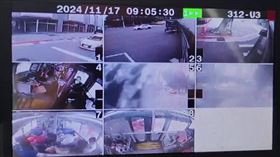 台北市忠孝東路、鎮江街口，今早兩輛公車追撞，造成1死15傷重大事故。（圖／翻攝畫面）