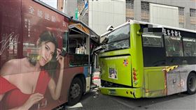 台北市忠孝東路、鎮江街口，今早兩輛公車追撞，造成1死15傷重大事故。（圖／翻攝畫面）