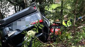 整台車失控翻進山谷，畫面相當驚悚。（圖／翻攝畫面）