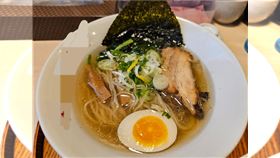 日本拉麵便宜好吃，麵條不同，還可以自己加蒜頭。（圖／翻攝自PTT）