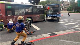 北市公車追撞事故1死15傷台北市中正區喜來登飯店前17日上午發生死亡車禍，停等行人的大都會客運遭後方大有巴士追撞，造成1名女行人被捲入車底送醫不治，另司機、乘客等15人受傷。（翻攝照片）中央社記者黃麗芸傳真  113年11月17日