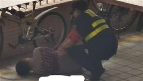 「李老師不是你老師」在Ｘ貼出影片、照片寫道，廣州工業大學，大學城校區，發生一起捅人事件。（圖／翻攝自「李老師不是你老師」Ｘ）